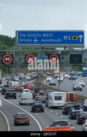 Bristol, Großbritannien. 30.. Juli 2022. Der Eisenbahnstreik übt heute zusätzlichen Druck auf die Autobahnen aus, die AA hat einen Amber Alert herausgegeben und rät, dass das Fahren schwierig sein wird; Fahrer sollten sich gut vorbereiten und besonders vorsichtig sein. Das Bild zeigt starke Staus auf dem M5 bei J15, während die Menschen nach Süden fahren. Managed Motorway Matrix ist aktiviert. Highways England zeigen durchschnittliche Geschwindigkeiten unter 30mph. Kredit: JMF Nachrichten/Alamy Live Nachrichten Stockfoto