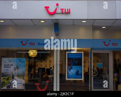 Basel, Schweiz - Juli 4 2022: TUI Shop Front. TUI ist das größte Freizeit-, Reise- und Tourismusunternehmen der Welt Stockfoto