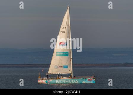 Southend on Sea, Essex, Großbritannien. 30. Juli 2022. Das Rennen der Clipper Round the World-Yacht begann im September 2019 an der Themse-Mündung, wurde jedoch aufgrund der COVID 19-Pandemie teilweise auf der globalen Route unterbrochen. Anfang des Jahres haben die Rennyachten die Route 40.000nm bis zur Ziellinie in der Themse-Mündung vor dem Southend Pier im Morgengrauen abgeschlossen. Das Gesamtrennen wurde vom Team Qingdao gewonnen. Team Bermuda überquerte die Linie und erfahnte das frühe Morgenlicht.11 Teams parkt in identischen 70-Fuß-Yachten Stockfoto