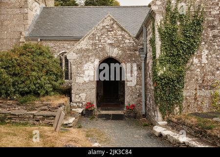 Außenansicht der St. Mawgan-in-Meneage Church, The Lizard, Cornwall Stockfoto