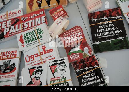 Toulouse, Frankreich. 30.. Juli 2022. Aufkleber von Collectif Palestine Vaincra (Boykott israelischer Produkte, Verteidigung inhaftierter Palästinenser, Freiheit für palästinensische Studenten, freies Palästina...). Auf dem Aufruf des Collectif Palestine Vaincra, der vor einigen Wochen vom Staatsrat rehabilitiert wurde, organisierten mehrere Aktivisten einen Informationsstand für den Boykott der Champions Trophy (Trophée des Champions) und allgemeiner israelischer Produkte. Die Champions Trophy ist ein Fußballspiel zwischen PSG (Ligue-Champion 1) und FC Nantes (Coupe de France-Sieger) am 31. Juli 2022 in Tel Aviv Stockfoto