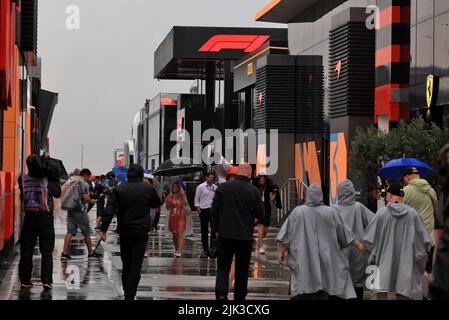 Mogyorod, Ungarn. Paddock-Atmosphäre - Regen fällt. 30.07.2022. Formel 1 Weltmeisterschaft, Rd 13, Großer Preis Von Ungarn, Budapest, Ungarn, Qualifizierender Tag. Bildnachweis sollte lauten: XPB/Press Association Images. Stockfoto