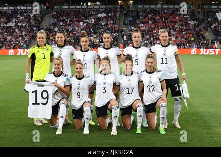 Milton Keynes, England, 27.. Juli 2022. Giulia Gwinn aus Deutschland hält das Trikot der Mannschaftsgefährtin Klara Buhl, die nach einem Vertrag mit Covid nicht mehr spielen kann, da sie sich vor dem Start für ein Teamfoto aufstellt, in der hinteren Reihe ( L bis R ); Merle Frohms, Lena Oberdorf, Lina Magull, Sara Dabritz, Marina Hegering und Alexandra Popp, erste Reihe ( L bis R ); Giulia Gwinn, Svenja Huth, Kathrin-Julia Hendrich, Felicitas Rauch und Jule Brand, beim Spiel der UEFA Women's European Championship 2022 im Stadion:mk, Milton Keynes. Bildnachweis sollte lauten: Jonathan Moscrop / Sportimage Stockfoto