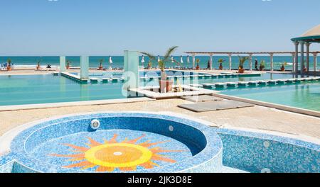 Schwimmen ziehen Sie am Strand mit Blick auf das Meer in Azalia Hotel St. Constantine und Helena Resort Bulgarien Stockfoto