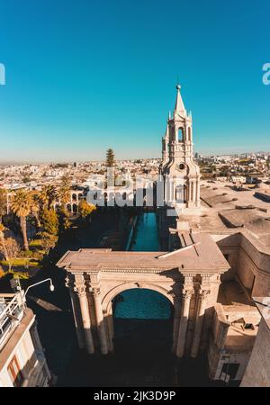 Luftdrohnenansicht des Hauptplatzes von Arequipa und der Kathedrale bei Sonnenuntergang. Arequipa, Peru. Stockfoto