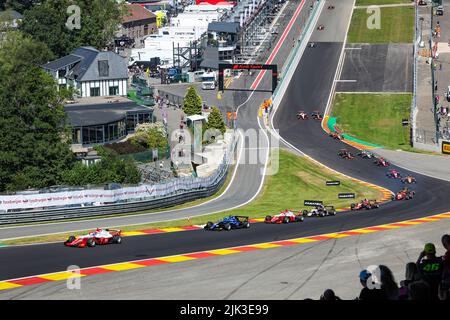 Spa, Belgien. 30.. Juli 2022. Start des Rennens: 03 ARON Paul (est), PREMA-RENNEN, 26 DAVID Hadrien (Fra), R-ACE GP, Aktion während des Rennens 7. der Formel-Regional-Europameisterschaft 2022 von Alpine, vom 28. Bis 30. Juli auf dem Circuit de Spa-Francorchamps in Francorchamps, Belgien - Foto Florent Gooden / DPPI Kredit: DPPI Media/Alamy Live News Stockfoto