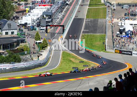 Spa, Belgien. 30.. Juli 2022. Start des Rennens: 03 ARON Paul (est), PREMA-RENNEN, 26 DAVID Hadrien (Fra), R-ACE GP, Aktion während des Rennens 7. der Formel-Regional-Europameisterschaft 2022 von Alpine, vom 28. Bis 30. Juli auf dem Circuit de Spa-Francorchamps in Francorchamps, Belgien - Foto Florent Gooden / DPPI Kredit: DPPI Media/Alamy Live News Stockfoto