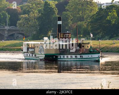 Dampfschiff auf der Elbe als Transportmittel. Touristenattraktion für Reisen auf dem Wasser. Outdoor-Aktivitäten auf einem Vintage-Boot. Großes Boot Stockfoto