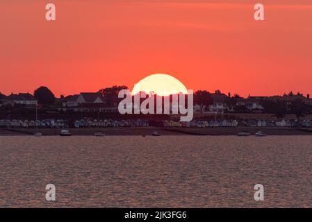 Thorpe Bay, Southend on Sea, Essex, Großbritannien. 30. Juli 2022. Die Sonne ist hinter der Thorpe Bay Area von Southend on Sea aufgegangen, um einen hellen und warmen Morgen zu beginnen. Vom Southend Pier aus gesehen. Stockfoto