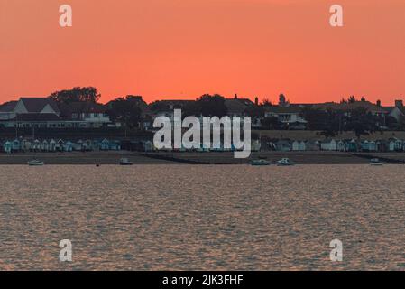 Thorpe Bay, Southend on Sea, Essex, Großbritannien. 30. Juli 2022. Die Sonne ist hinter der Thorpe Bay Area von Southend on Sea aufgegangen, um einen hellen und warmen Morgen zu beginnen. Vom Southend Pier aus gesehen. Stockfoto