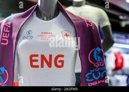 Wembley Stadium, London, Großbritannien. 29.. Juli 2022.vor dem Finale der UEFA-Fußball-Europameisterschaft der Frauen werden im Stadium Store offizielle Spielartikel angezeigt, wenn Auftragnehmer große Banner auf der gesamten Website installieren. Die englischen Lionesses haben Schweden Anfang dieser Woche im Halbfinale gegen 4-0 geschlagen und werden am Sonntag, dem 31. Juli 2022, im Wembley-Stadion beim UEFA-Europameisterfinale der Frauen gegen Deutschland treten. Amanda Rose/Alamy Live News Stockfoto