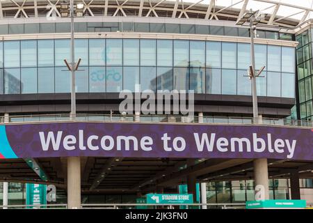 Wembley Stadium, London, Großbritannien. 30.. Juli 2022.Willkommen beim Wembley-Schild, das vor dem morgigen Finale der UEFA-Fußball-Europameisterschaft der Frauen im Wembley-Stadion angezeigt wird. Die englischen Lionesses haben Schweden Anfang dieser Woche im Halbfinale gegen 4-0 geschlagen und werden am Sonntag, dem 31. Juli 2022, im Wembley-Stadion beim UEFA-Europameisterfinale der Frauen gegen Deutschland treten. Amanda Rose/Alamy Live News Stockfoto