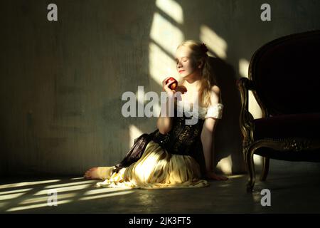 Junge Frau in konzeptuellem Licht und Schatten Stockfoto