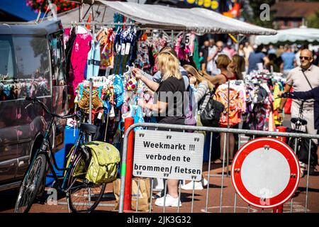 Eindhoven, Niederlande. 30.. Juli 2022. 2022-07-30 11:49:01 EINDHOVEN - Ein Marktstand auf dem Woenselse-Markt. Die steigende Inflation führt zu steigenden Preisen für viele Lebensmittel. ANP ROB ENGELAAR netherlands Out - belgium Out Credit: ANP/Alamy Live News Stockfoto