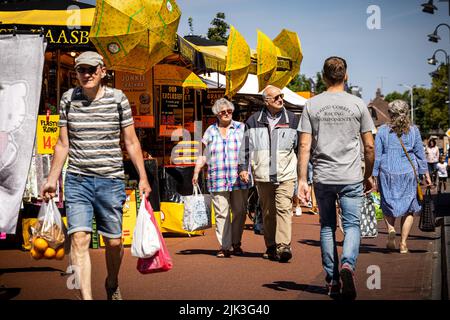 Eindhoven, Niederlande. 30.. Juli 2022. 2022-07-30 11:53:17 EINDHOVEN - Besucher zwischen den Marktständen auf dem Woenselse-Markt. Die steigende Inflation führt zu steigenden Preisen für viele Lebensmittel. ANP ROB ENGELAAR netherlands Out - belgium Out Credit: ANP/Alamy Live News Stockfoto