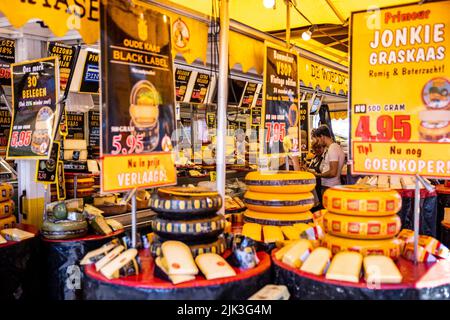 Eindhoven, Niederlande. 30.. Juli 2022. 2022-07-30 11:55:01 EINDHOVEN - Ein Marktstand auf dem Woenselse-Markt mit Käse. Die steigende Inflation führt zu steigenden Preisen für viele Lebensmittel. ANP ROB ENGELAAR netherlands Out - belgium Out Credit: ANP/Alamy Live News Stockfoto