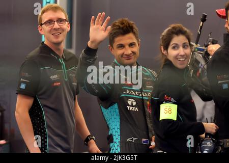 London, Großbritannien. 30.. Juli 2022. 30.. Juli 2022; Excel E-Prix Circuit, Docklands, London, England; ABB Formel-E-Weltmeisterschaft, Rennen 1: Mitch Evans aus Australien winkt Fans zu Credit: Action Plus Sports Images/Alamy Live News Stockfoto