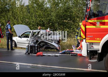 Hanau, Deutschland. 29.. Juli 2022. Rettungskräfte stehen am Unfallort. Bei einem Autounfall am A66 im Bezirk Main-Kinzig ist eine fünfköpfige Familie verletzt worden - darunter ein siebenjähriger Junge, der mit einem Rettungshubschrauber in ein Krankenhaus gebracht wurde. Ein betrunkener Fahrer hatte am Freitagabend aufgrund der erhöhten Geschwindigkeit auf der regendurchnässten Straße die Kontrolle über sein Fahrzeug verloren, teilte die Polizei mit. Kredit: -/news@5vision.media/dpa/Alamy Live Nachrichten Stockfoto