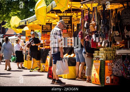 Eindhoven, Niederlande. 30.. Juli 2022. 2022-07-30 11:57:14 EINDHOVEN - Ein Marktstand auf dem Woenselse-Markt mit Taschen. Die steigende Inflation führt zu steigenden Preisen für viele Lebensmittel. ANP ROB ENGELAAR netherlands Out - belgium Out Credit: ANP/Alamy Live News Stockfoto