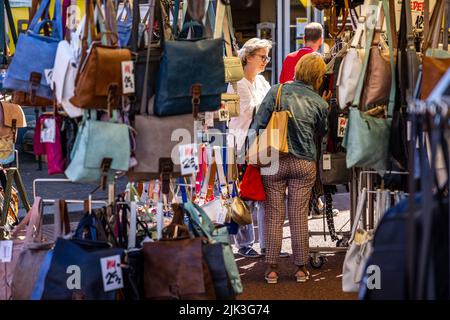 Eindhoven, Niederlande. 30.. Juli 2022. 2022-07-30 11:56:38 EINDHOVEN - Ein Marktstand auf dem Woenselse-Markt mit Taschen. Die steigende Inflation führt zu steigenden Preisen für viele Lebensmittel. ANP ROB ENGELAAR netherlands Out - belgium Out Credit: ANP/Alamy Live News Stockfoto