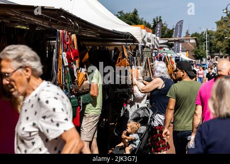 Eindhoven, Niederlande. 30.. Juli 2022. 2022-07-30 11:59:07 EINDHOVEN - Besucher zwischen den Marktständen auf dem Woenselse-Markt. Die steigende Inflation führt zu steigenden Preisen für viele Lebensmittel. ANP ROB ENGELAAR netherlands Out - belgium Out Credit: ANP/Alamy Live News Stockfoto