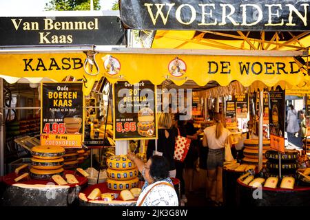 Eindhoven, Niederlande. 30.. Juli 2022. 2022-07-30 12:00:04 EINDHOVEN - Ein Marktstand auf dem Woenselse-Markt mit Käse. Die steigende Inflation führt zu steigenden Preisen für viele Lebensmittel. ANP ROB ENGELAAR netherlands Out - belgium Out Credit: ANP/Alamy Live News Stockfoto