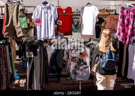 Eindhoven, Niederlande. 30.. Juli 2022. 2022-07-30 12:01:11 EINDHOVEN - Ein Marktstand auf dem Woenselse-Markt mit Kleidung. Die steigende Inflation führt zu steigenden Preisen für viele Lebensmittel. ANP ROB ENGELAAR netherlands Out - belgium Out Credit: ANP/Alamy Live News Stockfoto