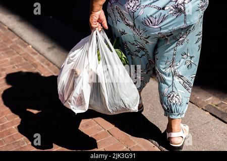 Eindhoven, Niederlande. 30.. Juli 2022. 2022-07-30 12:00:36 EINDHOVEN - Taschen mit Lebensmitteln auf dem Woenselse-Markt. Die steigende Inflation führt zu steigenden Preisen für viele Lebensmittel. ANP ROB ENGELAAR netherlands Out - belgium Out Credit: ANP/Alamy Live News Stockfoto