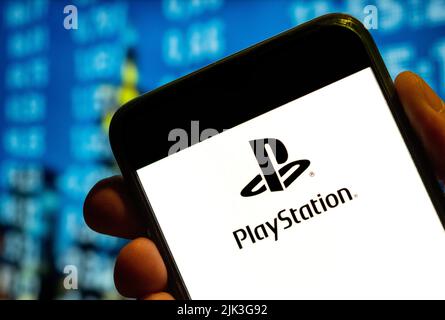 In dieser Abbildung wird das Logo der japanischen Videospielmarke von Sony Computer Entertainment, PlayStation (PS), auf einem Smartphone-Bildschirm angezeigt. Stockfoto