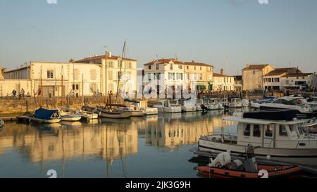 Der Yachthafen von La Flotte, wunderschöner Sonnenuntergang im Sommer, spiegelnde Wirkung auf das Wasser. Ile de Ré, Frankreich, Charente Maritime. Stockfoto