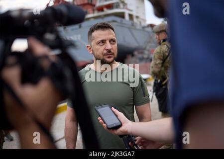 Tschornomorsk, Ukraine. 29.. Juli 2022. Der ukrainische Präsident Wolodymyr Zelenskyy, Zentrum, spricht nach einem Besuch im Seehafen von Chornomorsk mit Medienvertretern, um am 29. Juli 2022 in Chornomorsk, Oblast Odessa, Ukraine, ein türkisch gekennzeichtes Trockenfrachtschiff mit Getreide für den Export zu beobachten. Das in Istanbul ansässige Stückgutschiff PolarNet ist das erste Schiff, das seit Kriegsbeginn im Hafen verladen wird. Kredit: Ukrainisches Presidential Press Office/Ukraine Presidency/Alamy Live News Stockfoto