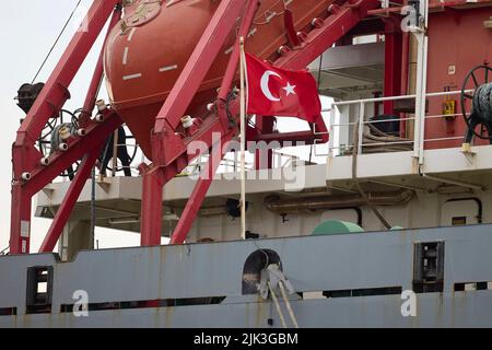 Tschornomorsk, Ukraine. 29.. Juli 2022. Das unter türkischer Flagge gekennzeichnete Trockenfrachtschiff PolarNet wird am 29. Juli 2022 in Chornomorsk, Oblast Odessa, Ukraine, mit Getreide für den Export beladen. Das Stückgutschiff mit Sitz in Istanbul ist das erste Schiff, das seit Kriegsbeginn im Hafen verladen wird. Kredit: Ukrainisches Presidential Press Office/Ukraine Presidency/Alamy Live News Stockfoto