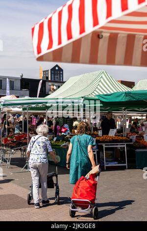 Eindhoven, Niederlande. 30.. Juli 2022. 2022-07-30 12:20:00 EINDHOVEN - Besucher zwischen den Marktständen auf dem Woenselse-Markt. Die steigende Inflation führt zu steigenden Preisen für viele Lebensmittel. ANP ROB ENGELAAR netherlands Out - belgium Out Credit: ANP/Alamy Live News Stockfoto