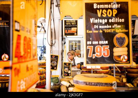 Eindhoven, Niederlande. 30.. Juli 2022. 2022-07-30 12:30:12 EINDHOVEN - Ein Marktstand auf dem Woenselse-Markt mit Käse. Die steigende Inflation führt zu steigenden Preisen für viele Lebensmittel. ANP ROB ENGELAAR netherlands Out - belgium Out Credit: ANP/Alamy Live News Stockfoto