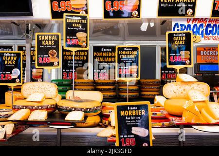 Eindhoven, Niederlande. 30.. Juli 2022. 2022-07-30 12:29:54 EINDHOVEN - Ein Preiszeichen von Käse auf dem Woenselse-Markt. Die steigende Inflation führt zu steigenden Preisen für viele Lebensmittel. ANP ROB ENGELAAR netherlands Out - belgium Out Credit: ANP/Alamy Live News Stockfoto