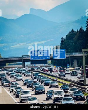 Rosenheim, Deutschland. 30.. Juli 2022. Auf der Autobahn A8 von München nach Salzburg vor dem Inntaldreieck sind Fahrzeuge in beide Richtungen eingeklemmt. Quelle: Uwe Lein/dpa/Alamy Live News Stockfoto