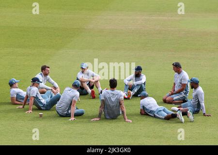 Allgemeine Ansicht der englischen Spieler, die während einer Trainingseinheit im Ageas Bowl in Southampton ein Teamgespräch führen. Bilddatum: Samstag, 30. Juli 2022. Stockfoto