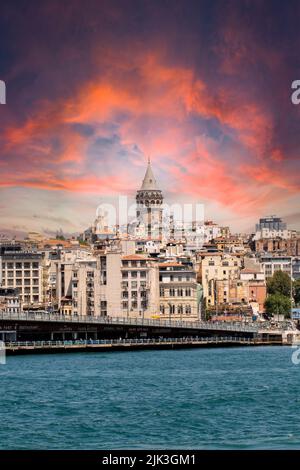 Istanbul, Türkei - juli 2022: Galata Tower. Stadtbild von Istanbul. Wahrzeichen. Stockfoto