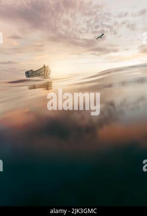 Ein leeres kleines, altes und geheimnisvolles Boot schwimmt auf einem ruhigen und ruhigen Meer. Hochwertige Fotos Stockfoto
