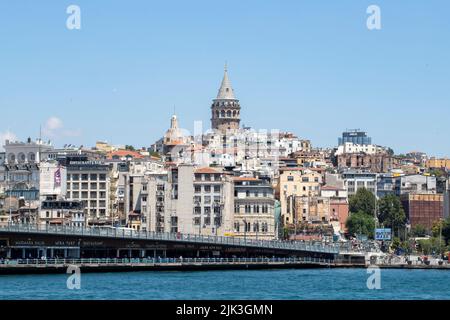 Istanbul, Türkei - juli 2022: Galata Tower. Stadtbild von Istanbul. Wahrzeichen. Stockfoto