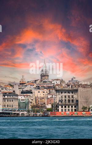 Istanbul, Türkei - juli 2022: Galata Tower. Stadtbild von Istanbul. Wahrzeichen. Stockfoto