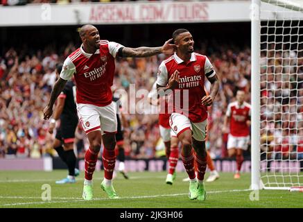 Gabriel Jesus von Arsenal (rechts) feiert mit Gabriel, nachdem er während des Emirates Cup-Finales im Emirates Stadium, London, das zweite Tor seiner Spielmannschaft erzielt hat. Bilddatum: Samstag, 30. Juli 2022. Stockfoto