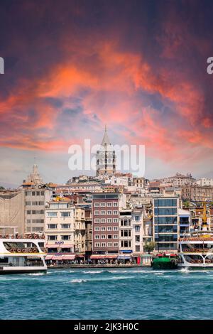 Istanbul, Türkei - juli 2022: Galata Tower. Stadtbild von Istanbul. Wahrzeichen. Stockfoto