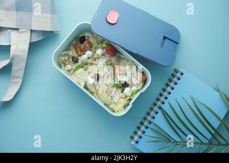 Draufsicht auf eine Lunchbox auf farbigem Hintergrund Stockfoto