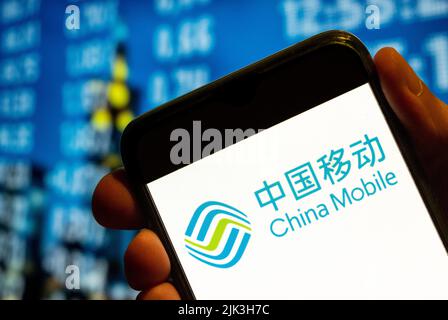 China. 25.. Juli 2022. In dieser Abbildung wird das chinesische staatliche Telekommunikationsunternehmen China Mobile-Logo auf einem Smartphone-Bildschirm angezeigt. (Bild: © Budrul Chukrut/SOPA Images via ZUMA Press Wire) Stockfoto