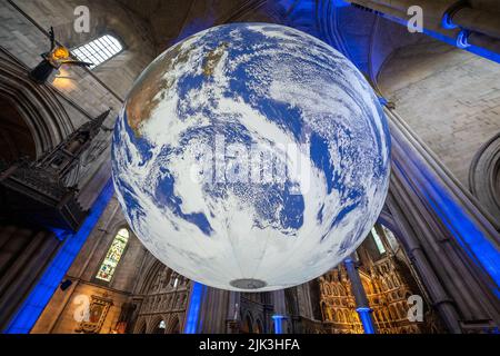 London, Großbritannien. 30.. Juli 2022. Gaia Erdinstallation von Luke Jerram in der St. John the Baptist Church, Shepherd's Bush. Die monumentale, innen beleuchtete Skulptur kehrt im Rahmen des Kensington + Chelsea Festivals in die Stadt zurück. Der britische Künstler Jerram will einen ‘Overview-Effekt’ vermitteln, den Astronauten erleben, wenn sie vom Weltraum aus auf die Erde blicken. Kredit: Guy Corbishley/Alamy Live Nachrichten Stockfoto