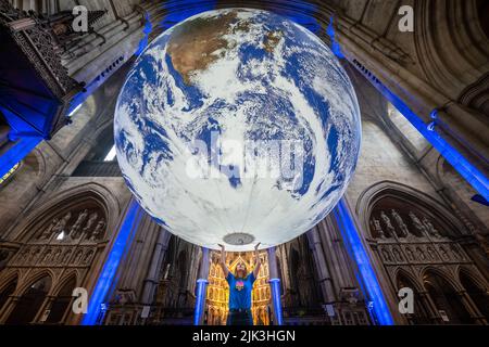 London, Großbritannien. 30.. Juli 2022. Gaia Erdinstallation von Luke Jerram in der St. John the Baptist Church, Shepherd's Bush. Die monumentale, innen beleuchtete Skulptur kehrt im Rahmen des Kensington + Chelsea Festivals in die Stadt zurück. Der britische Künstler Jerram will einen ‘Overview-Effekt’ vermitteln, den Astronauten erleben, wenn sie vom Weltraum aus auf die Erde blicken. Kredit: Guy Corbishley/Alamy Live Nachrichten Stockfoto