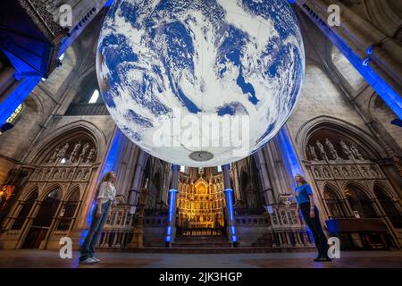 London, Großbritannien. 30.. Juli 2022. Gaia Erdinstallation von Luke Jerram in der St. John the Baptist Church, Shepherd's Bush. Die monumentale, innen beleuchtete Skulptur kehrt im Rahmen des Kensington + Chelsea Festivals in die Stadt zurück. Der britische Künstler Jerram will einen ‘Overview-Effekt’ vermitteln, den Astronauten erleben, wenn sie vom Weltraum aus auf die Erde blicken. Kredit: Guy Corbishley/Alamy Live Nachrichten Stockfoto