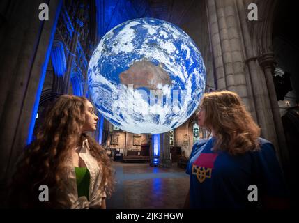 London, Großbritannien. 30.. Juli 2022. Gaia Erdinstallation von Luke Jerram in der St. John the Baptist Church, Shepherd's Bush. Die monumentale, innen beleuchtete Skulptur kehrt im Rahmen des Kensington + Chelsea Festivals in die Stadt zurück. Der britische Künstler Jerram will einen ‘Overview-Effekt’ vermitteln, den Astronauten erleben, wenn sie vom Weltraum aus auf die Erde blicken. Kredit: Guy Corbishley/Alamy Live Nachrichten Stockfoto