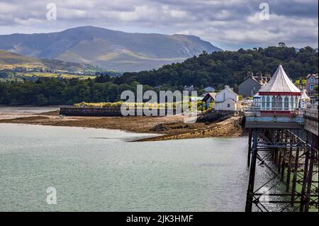 Garth Pier in Bangor mit Blick auf die Snowdonia Mountains, Gwynedd, Nordwales Stockfoto